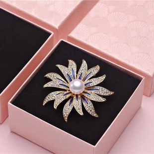 High-grade Pearl Sunflower Brooch Women's Exquisite Design Sense Coat Corsage Pins Niche Fixed Clothes Accessories