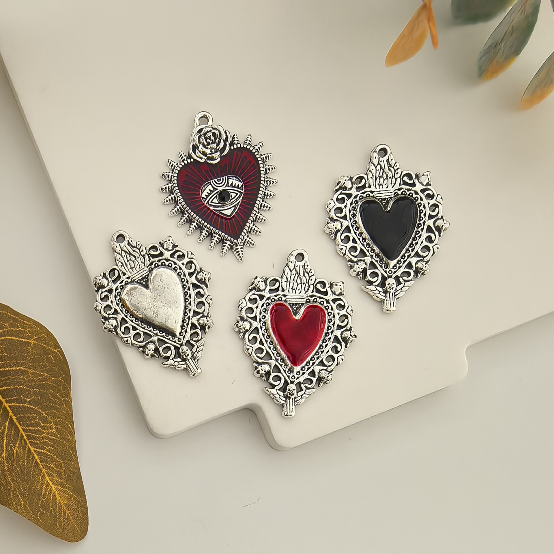 Cross-border Retro Gothic Sacred Heart Oil Drop Accessories Pendant Heart Pendant Wild Rose Bloodlike Eye DIY Jewelry Batch