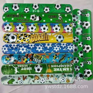 Строго отобранный Amazon World Cup Soccer Basketball PVC Футбольный браслет Детский набор аксессуаров