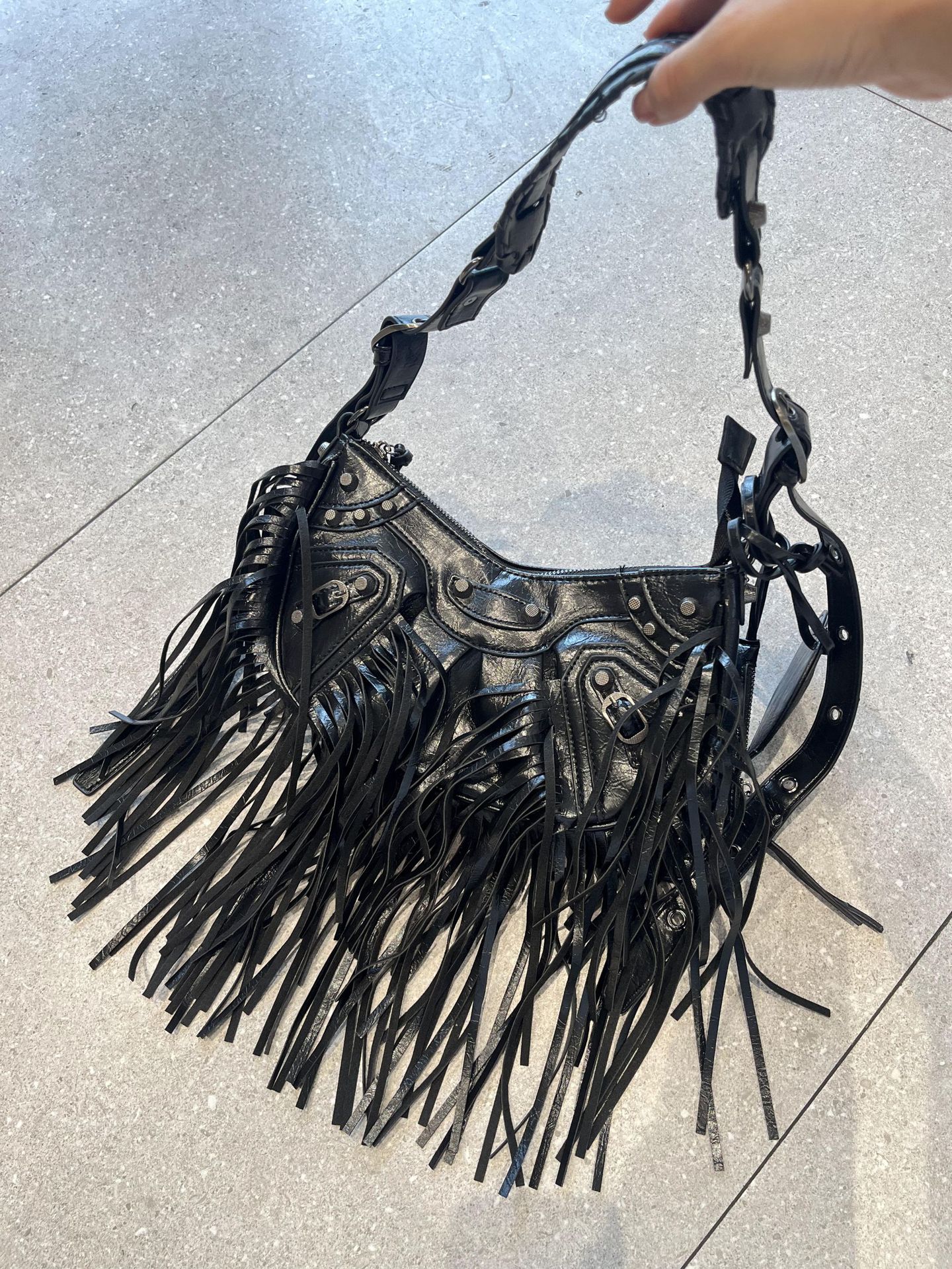 Trendy tassel studded niche motorcycle bag for women, 2025 new style, fashionable and sexy, single shoulder bag, underarm bag, crossbody bag.