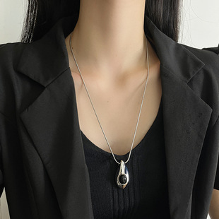 European and American frigid style water drop black agate pendant necklace light luxury niche high-end long sweater chain accessories