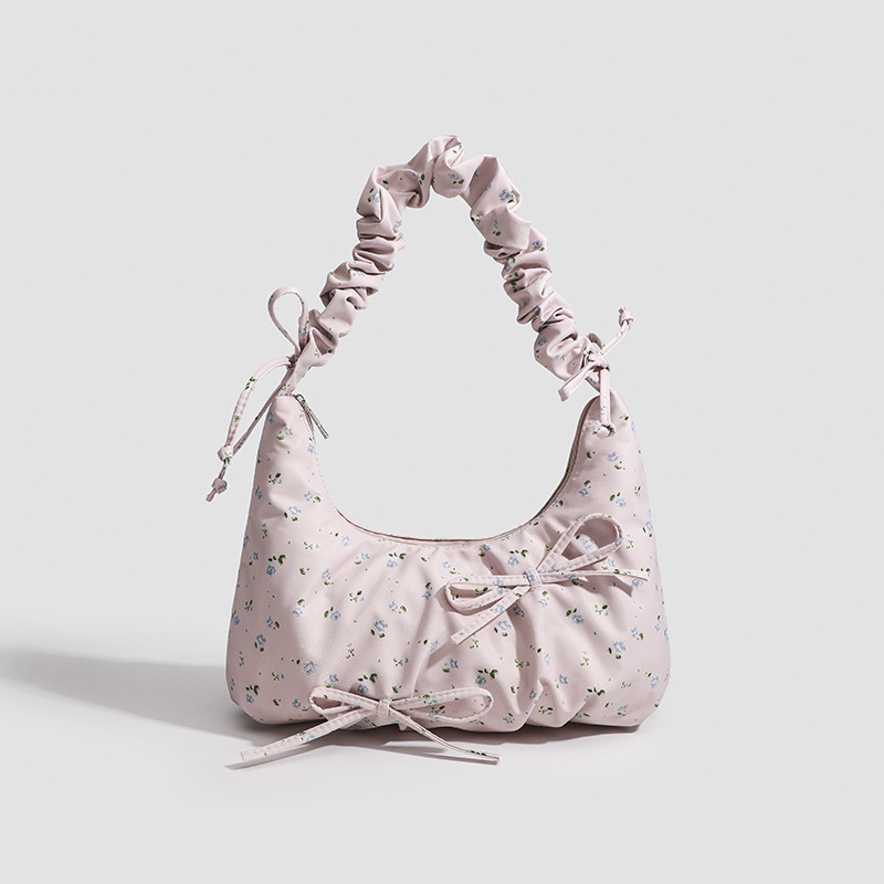 A cute and stylish crossbody bag with a bow and floral print, featuring pleated cloud patterns. It's a casual crossbody canvas bag suitable for both shoulder and armrest use.