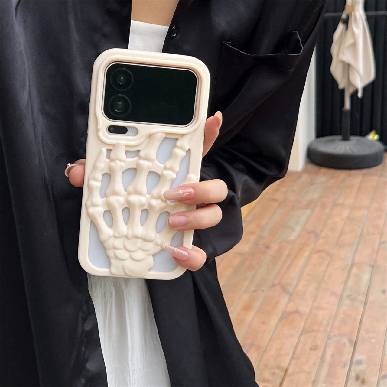 European and American Halloween Hollow Skeleton Hand Cooling Phone Case for Xiaomi 17 Pro Max and iPhone 18 Pro Max, Anti-fall
