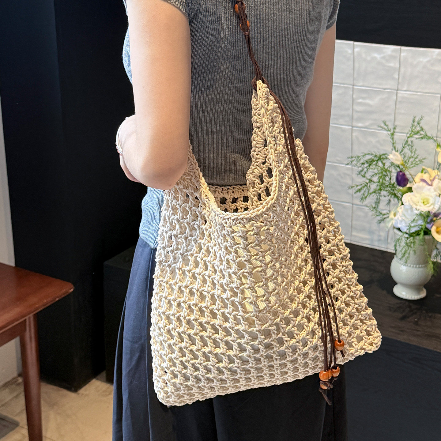 Vacation-style woven bag for women, large capacity, hollowed-out handbag, shoulder bag, retro beaded tassel beach tote bag.