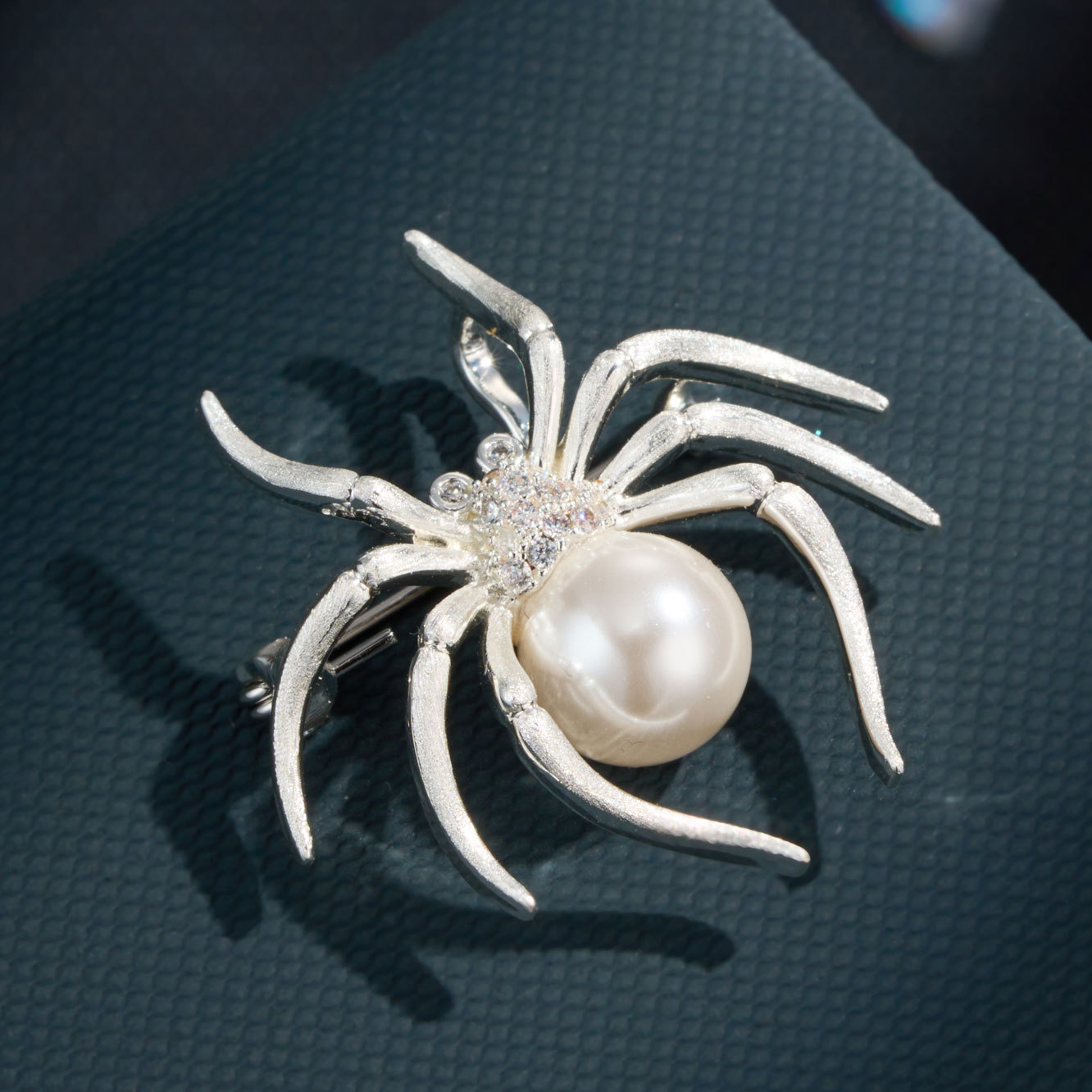 Original and Unique Brushed Spider Brooch with Copper and Real Gold Plating, Micro-Inlaid Zircon, Faux Pearl, Cool and Exquisite Pin