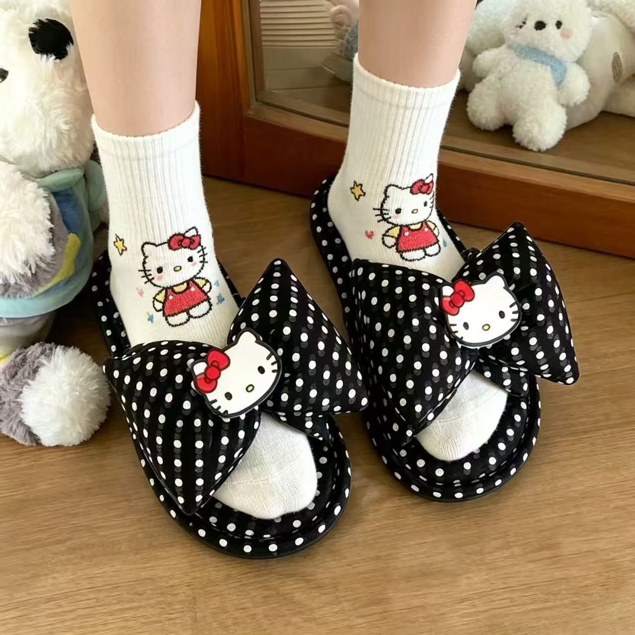 Hello Kitty cartoon cute all-season linen slippers for women, home indoors, breathable, non-slip cotton and linen slippers.
