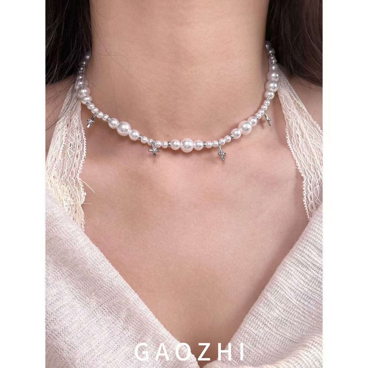 American-style double-layer pearl cross necklace, a sophisticated and luxurious choice for layered women, perfect for layering and wearing as a sweater or collarbone chain.