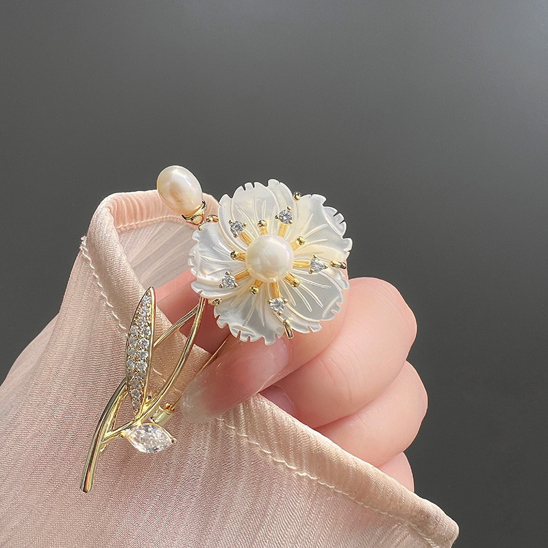 French Elegant Retro High-End Brooch Shell Bouquet Elegant Suit Pin Natural Freshwater Pearl Corsage Accessories