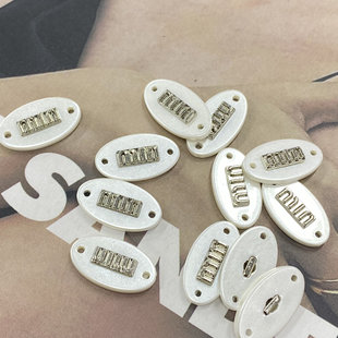Pearl-sprayed white resin metal logo double-spliced nameplate button button button versatile high-grade clothing accessories