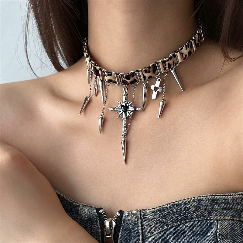 Subculture Dark Punk Geometric Choker Rivet Collar Necklace Design Clavicle Neck Necklace Sexy Clavicle Chain