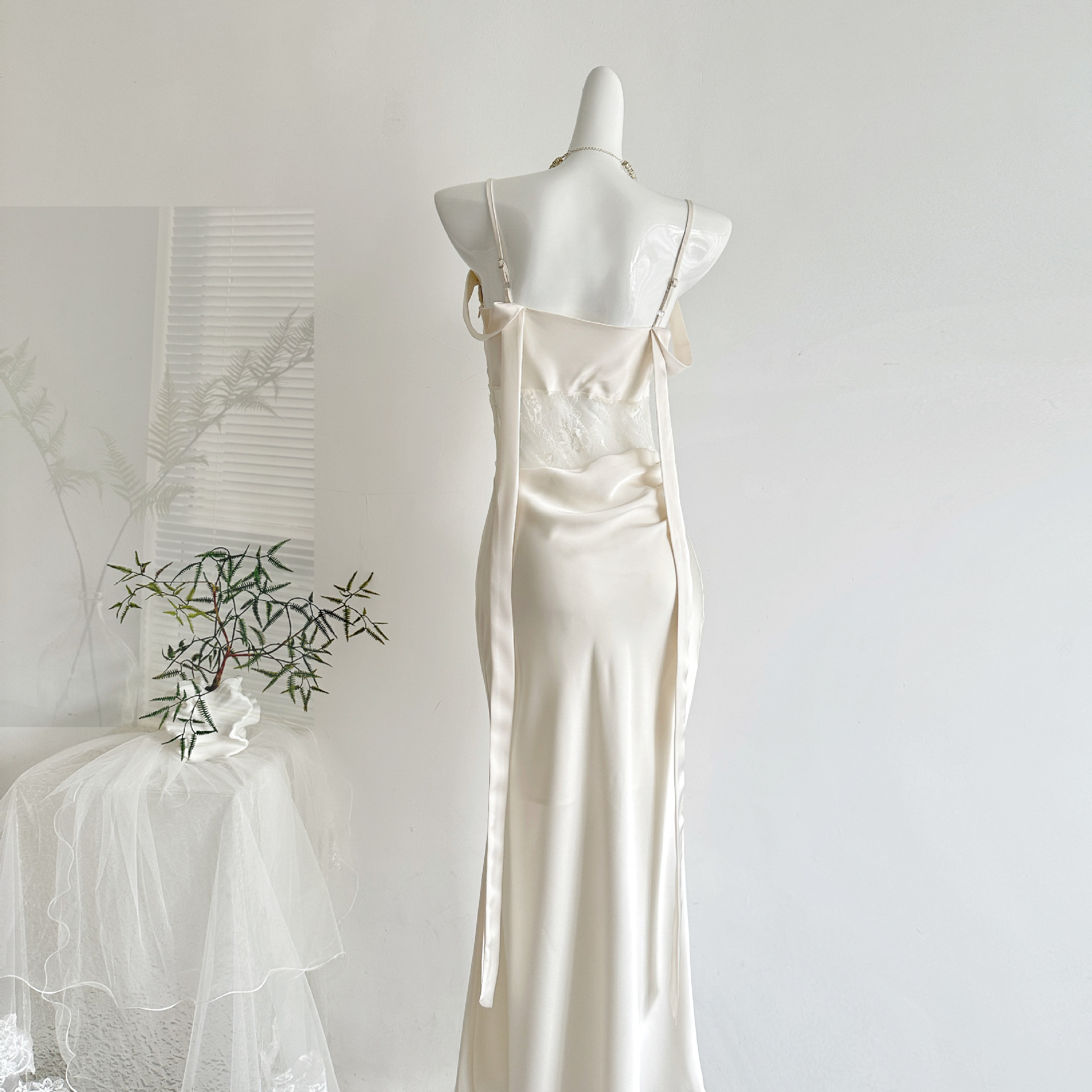 "Xinxing" Yueyi High-End Satin Fishtail Dress with a Draped Neckline, Lace Splicing, Slimming and Elegant Long Dress