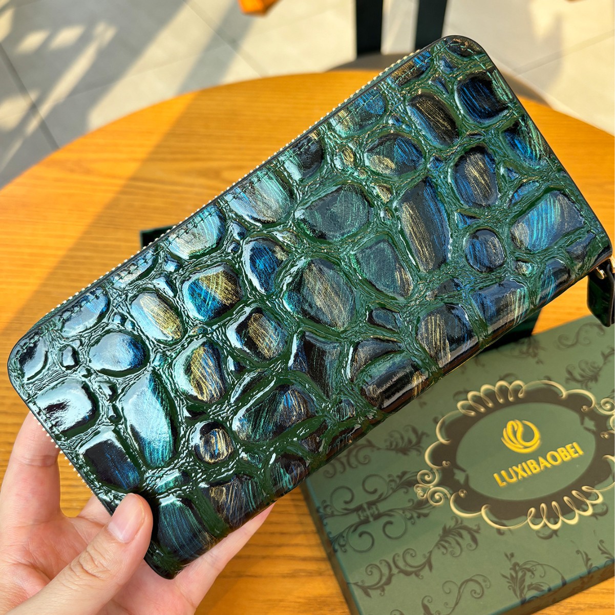 High-end Vintage Carved Textured Edge Long Women's Wallet Fashionable Elegant Leather Carved Clutch Bag for Mobile Phone