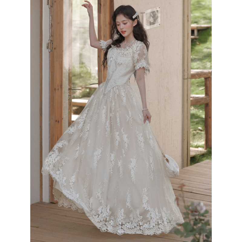 French-Style Vintage Court-Style Heavy Embroidery Lace Fishbone Dress with Square Neckline, Elegant Waist-Cinching Light Wedding Gown