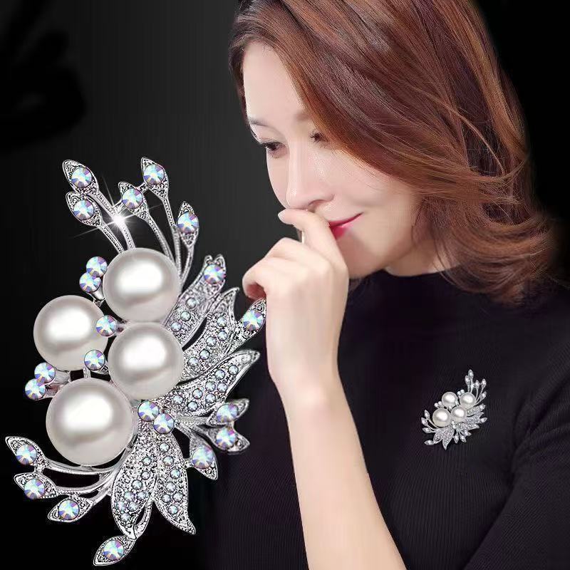 Spot Wholesale Pearl Brooch Women's High-End Crystal Flower Corsage Suit Shawl Accessories Clothing Fixing Pin