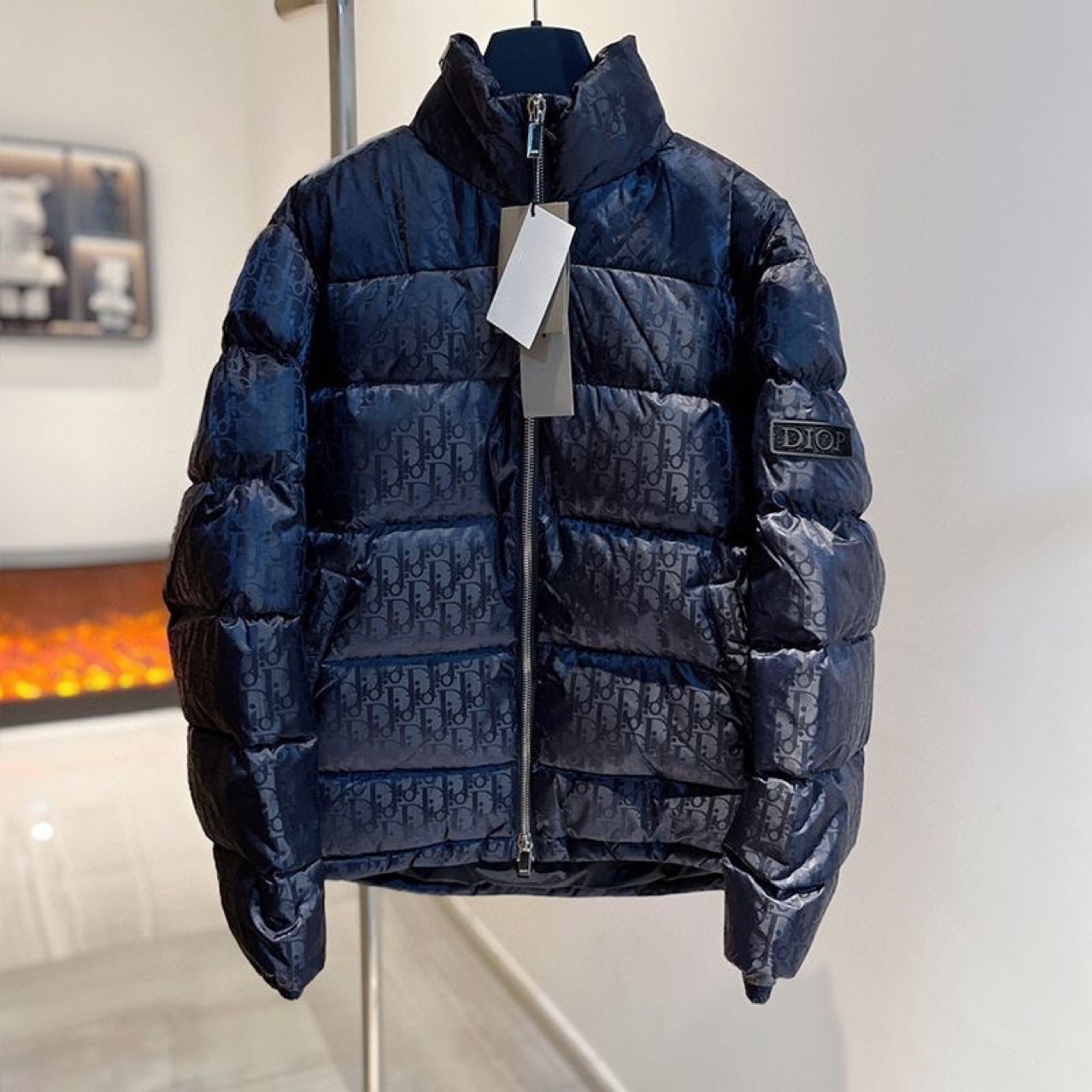 Yuqori versiya D brendi qishki yangi moda zamonaviy erkaklar patli kurtkasi Yevropacha tik yoqali oq o'rdak patli qolip kurtka