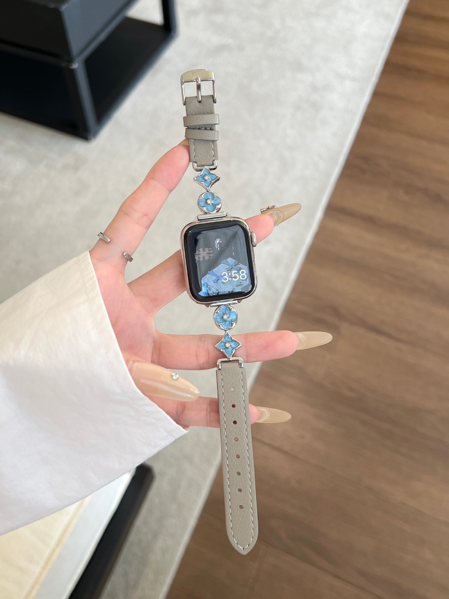 The monogrammed four-leaf clover epoxy resin microfiber leather strap is compatible with Apple iWatch 11th generation 10/987 UltraSE.