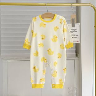 Девочка с длинными рукавами осенью