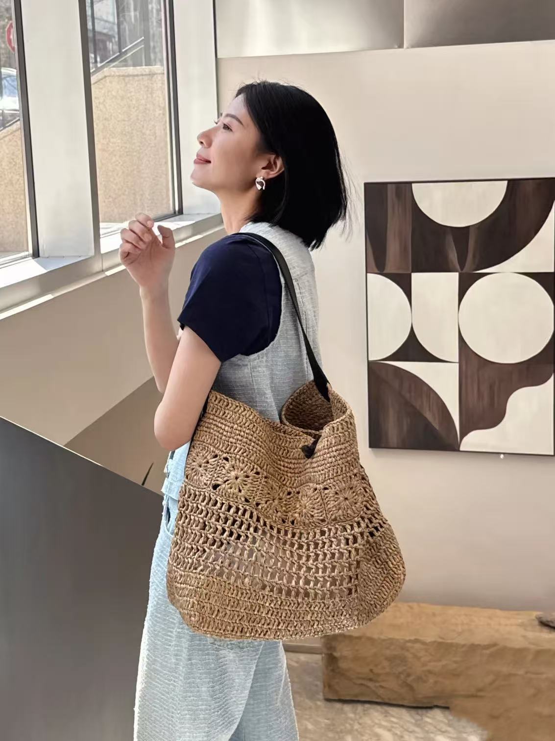 Hand-woven tote bag made of top-grain cowhide and raffia, large capacity beach bag, shoulder bag/crossbody bag.