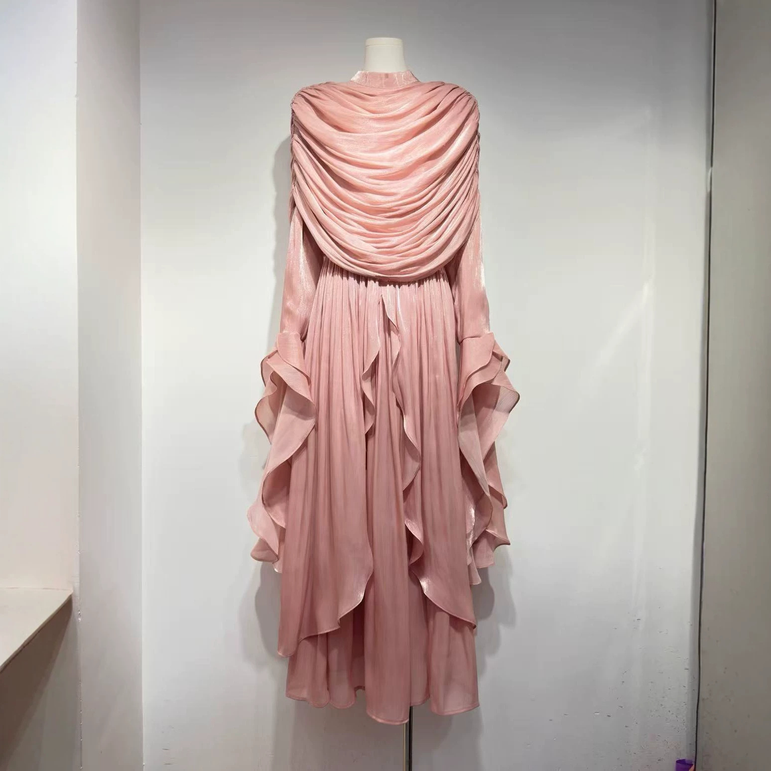 French-style elegant long dress for women, new design with a stand-up collar and ruffled hem, a graceful and detachable dress