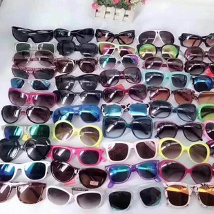 Men's and women's miscellaneous 5 yuan model sunglasses fashion sunshade toad mirror stall supply transparent sunshade glasses