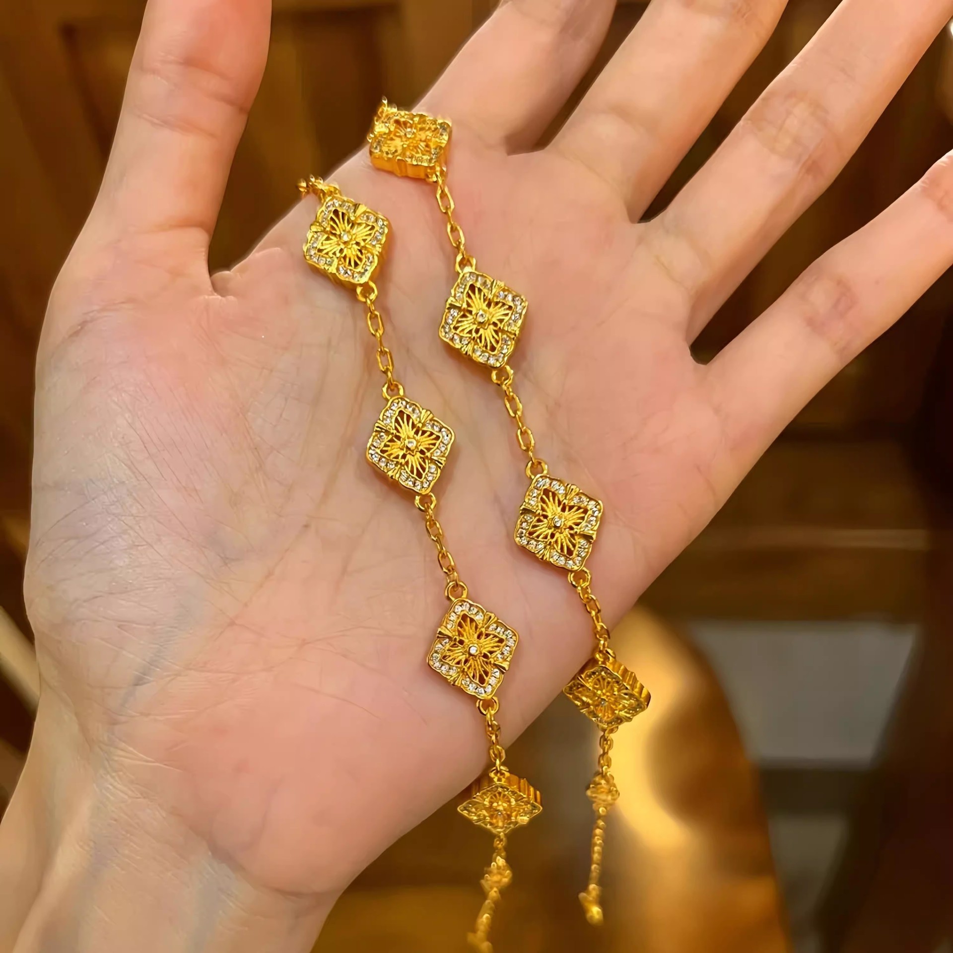 Vietnamese Sand Gold Xiaohongshu Same Style Dotted Diamond Cut Out Filigree Buccellati Four-Leaf Clover Bracelet Women's Fashion Jewelry