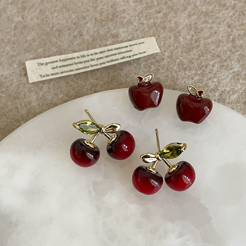 Exquisite and Compact Red Cherry Apple Earrings for Women, Cute and Fun, Retro, Light Luxury, Fashionable and Trendy Earrings