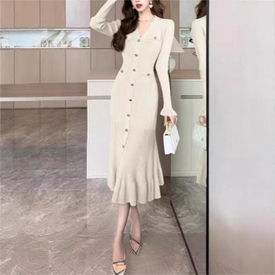 French-style Green V-neck Knitted Fishtail Skirt Women's Spring and Autumn High-end Mid-length Chic Beautiful dress