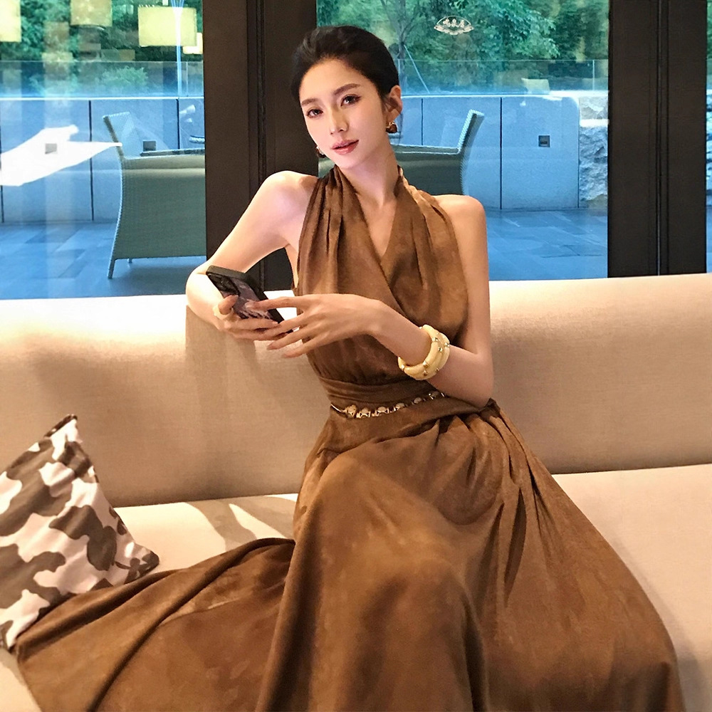 250710 Midsummer's Hottest High-Society Ladylike Goddess-Style Beautiful Coffee-Colored Halter Dress