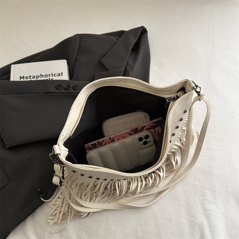 Large capacity women's bag, new summer 2025 style, fashionable retro shoulder bag, crossbody bag, high-quality studded tassel bag.