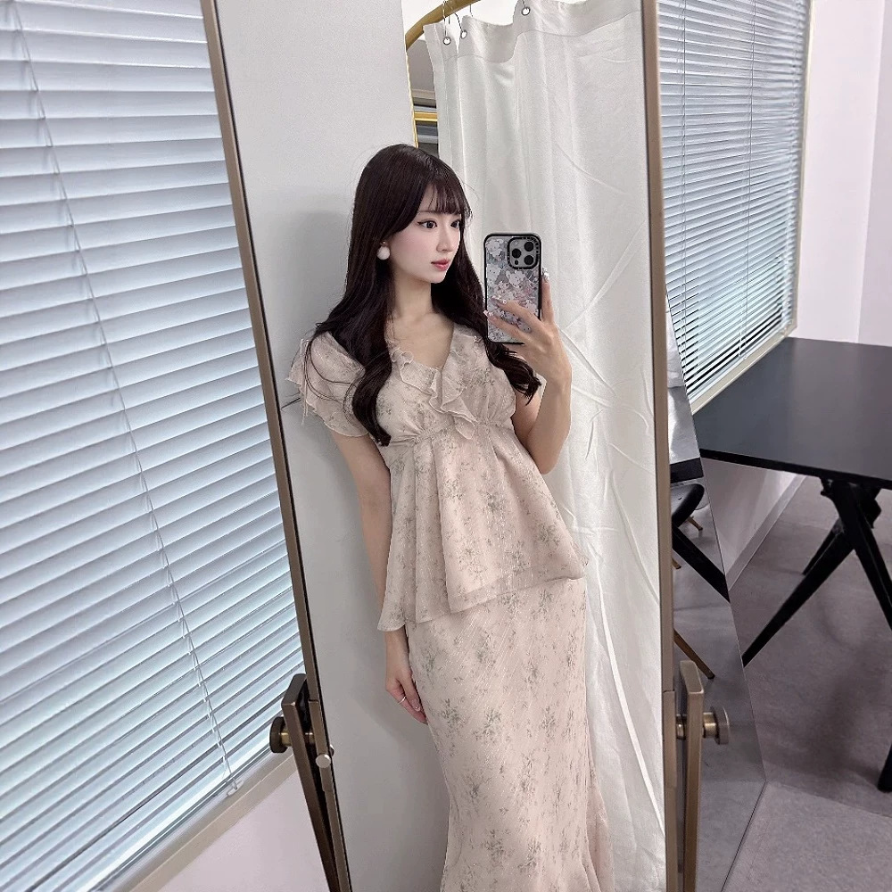 【Jia Yue】(Two-Piece Set) Japanese-Style D Brand Gold and Silver Thread V-Neck Top + Fishtail Skirt 26081