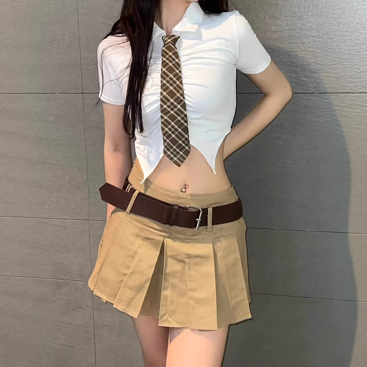 College-Style High-Waisted Khaki Pleated Skirt for Women, New Summer Model, Slimming and Versatile, Simple A-Line Short Skirt