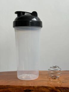 Cross-border Amazon large capacity 700ml shake Cup sports kettle milkshake protein powder with scale stainless steel ball