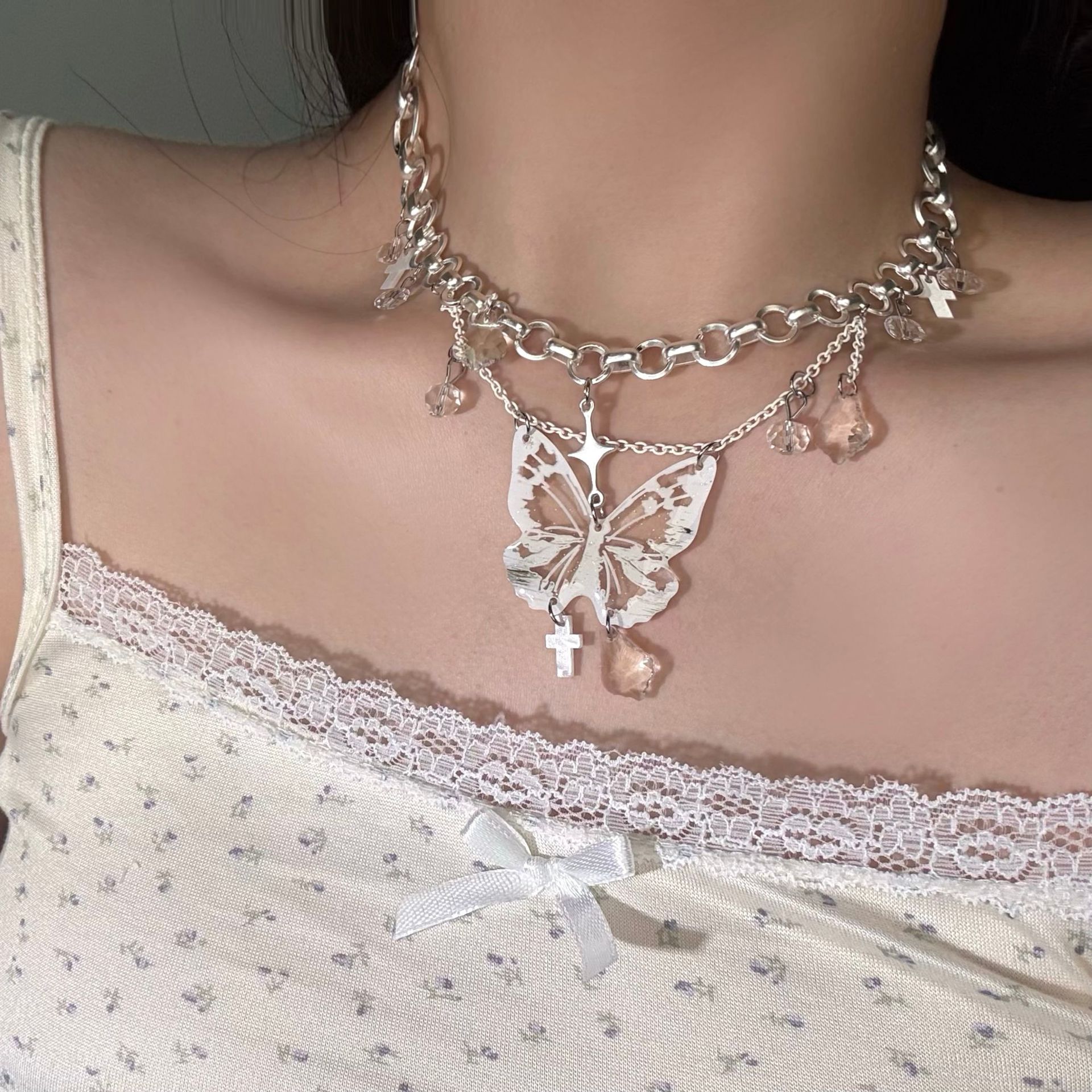 Sweet and cool Y2K butterfly multi-layered tassel necklace, light luxury high-quality choker, new and popular accessory for women.