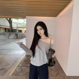 In the autumn of famouswang2024, the foundation is versatile and slimming. Women wear loose slant shoulder long sleeve T-shirt