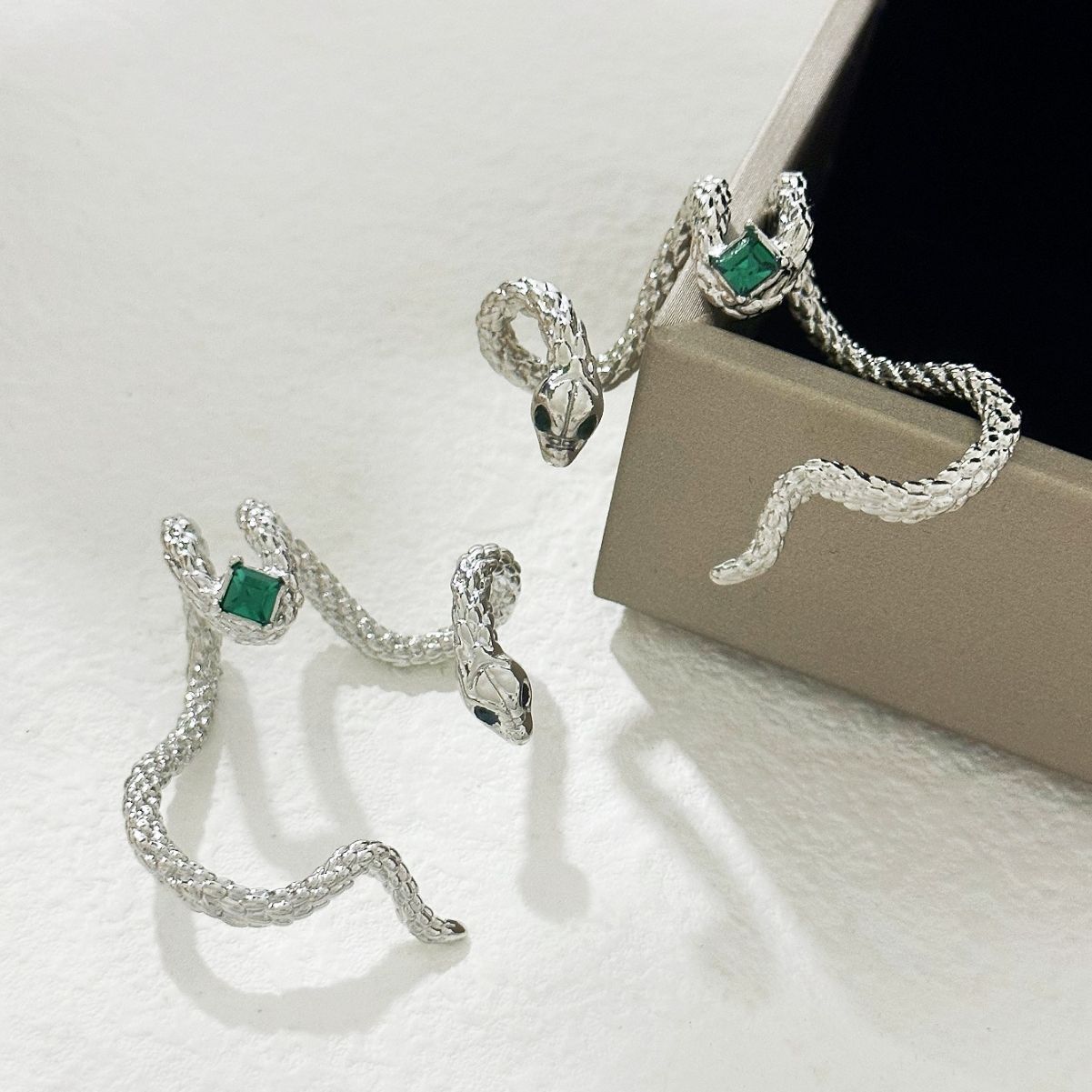 High-grade snake-shaped earrings niche design earless earrings female fashion personality ear bone clip small snake ear clip earrings