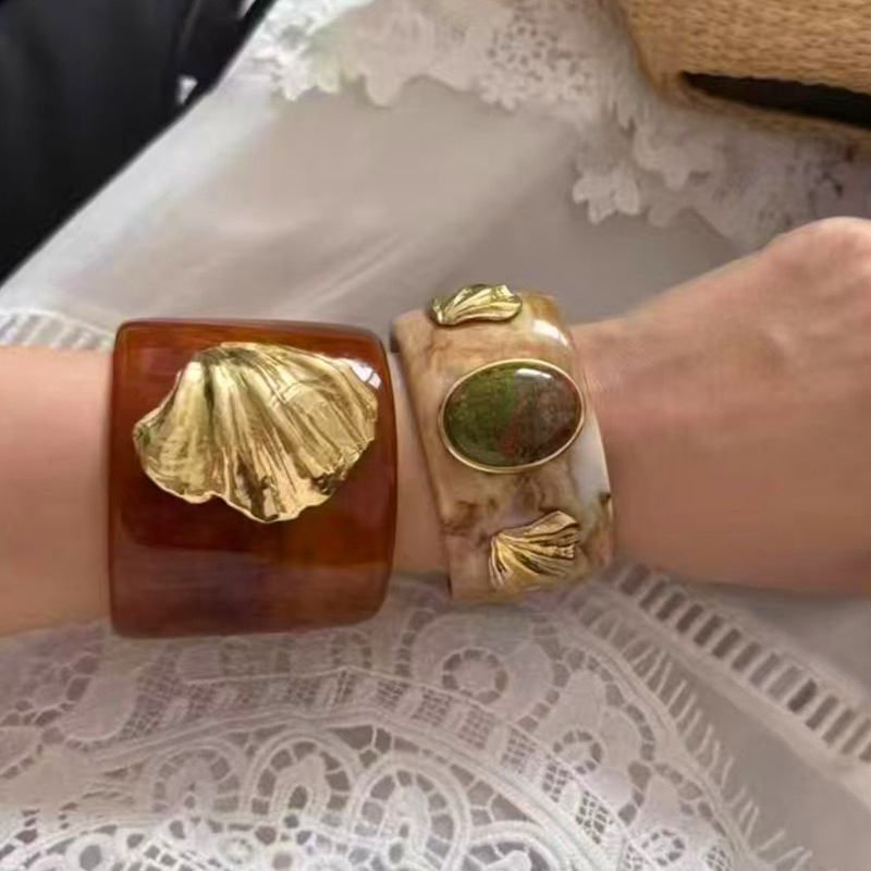 Blogger's Same Style European and American Shell Flower Green Stone Resin Bracelet for Women, Holiday Style Amber Natural Stone, Fashionable and High-End