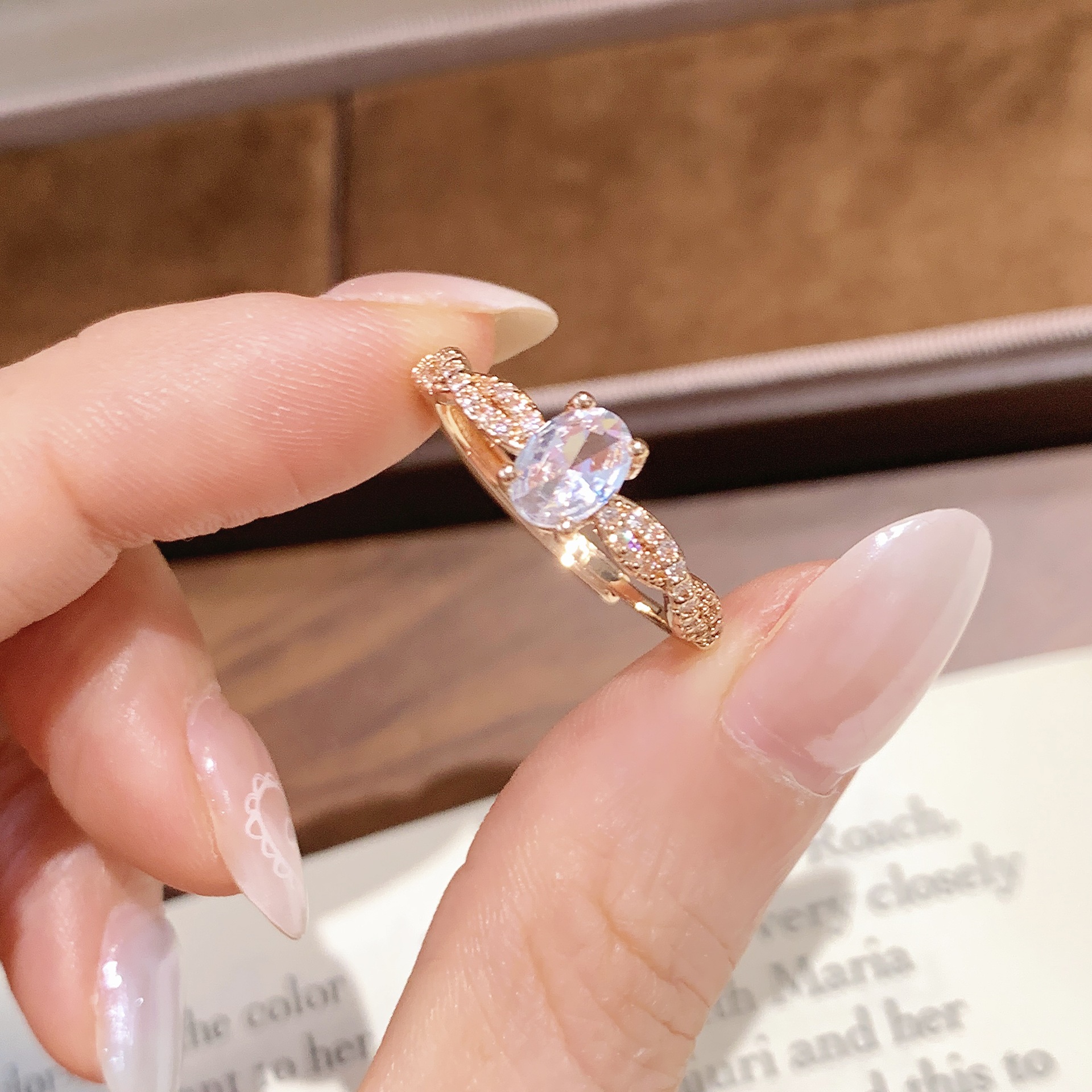 New model of sparkling diamond ice-cut pigeon egg zircon ring, jewelry with a rotating ballet design, niche twisted wire, elegant open ring