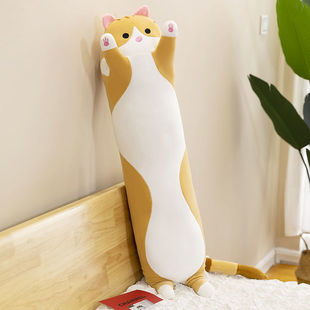 Кошачья плюшевая игрушка длинная полоска ножки спит на подушке
