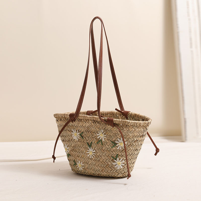 Heavy-duty floral embroidered single-shoulder straw bag, new style, natural straw, large capacity woven bag for women, beach vacation bag.
