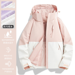 Одни и те же костюмы Suzaku Red на открытом воздухе