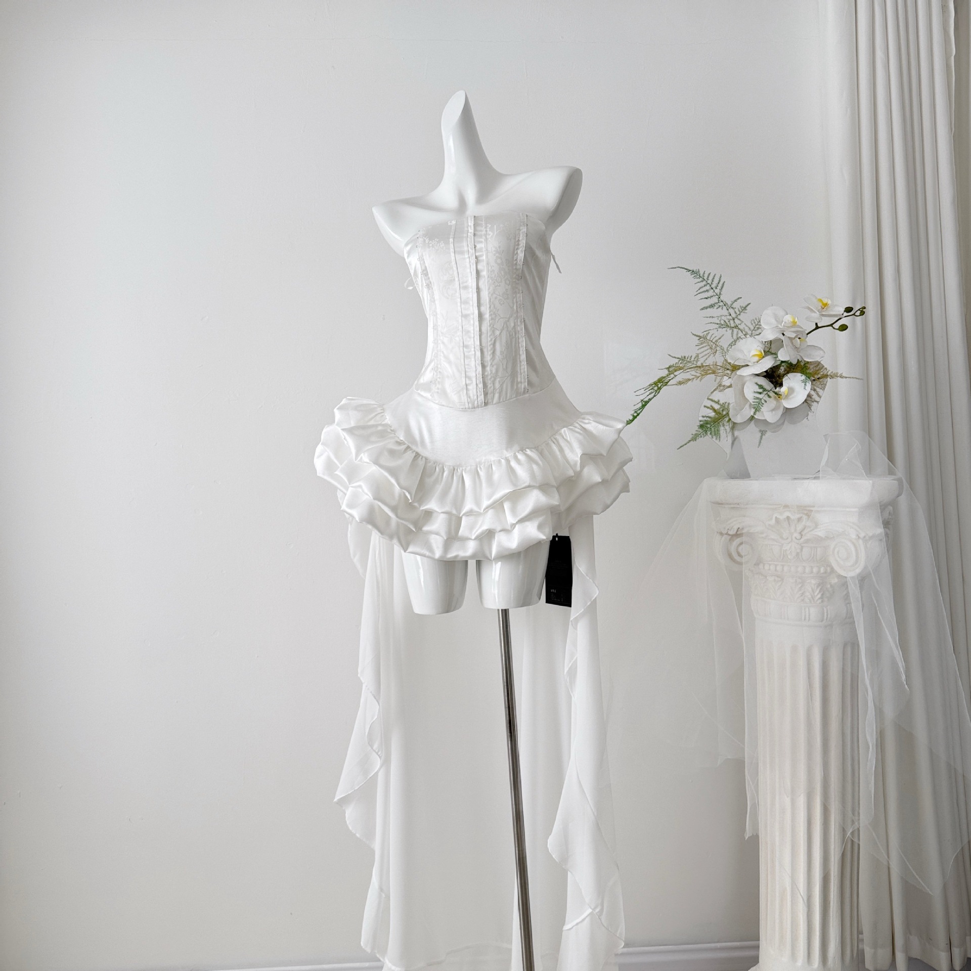 French-style new strapless corset waist short dress for women with ruffled hem and train, fairy-like ballet style, waist-cinching, pure and alluring dress