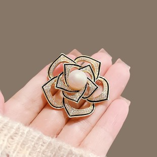 Three-dimensional French Hollow Camellia Brooch Exquisite High-end Design Temperament Small Fragrant Style Simple Pin Accessories for Women