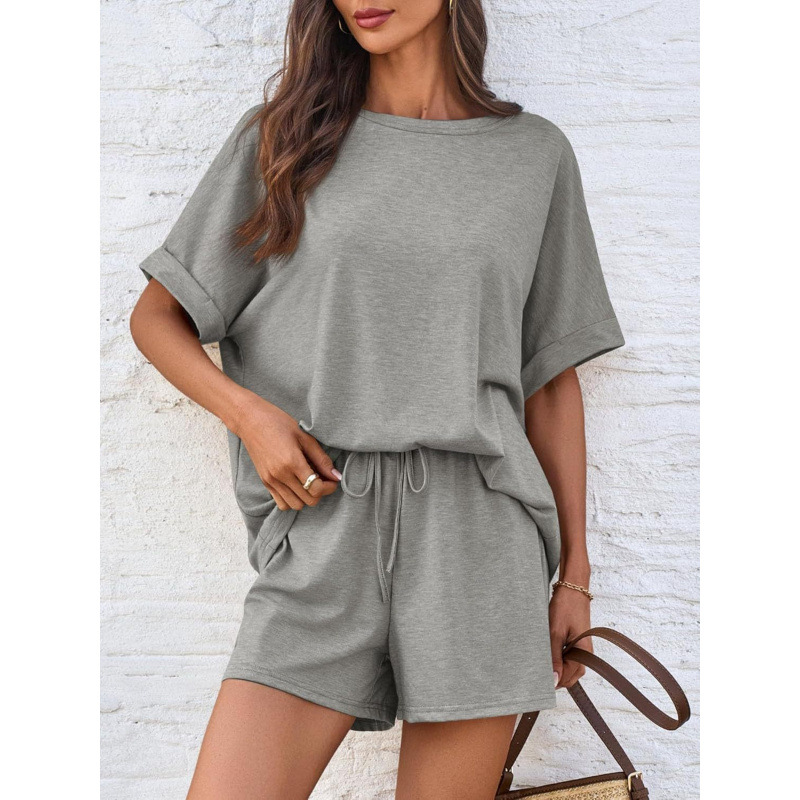 Yozgi katta oʻlchamli T-shirt va shortli choʻmliq