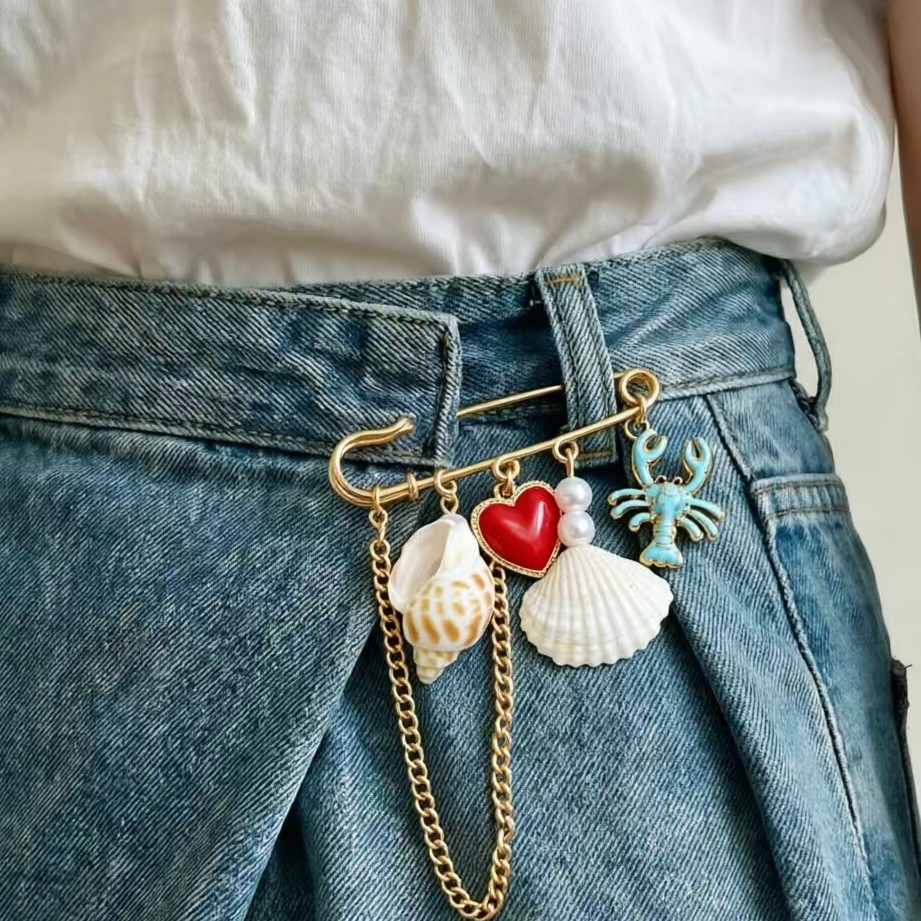 Summer Seaside Vacation Style Shell Heart Lobster Pendant Large Pin Chain Tassel Anti-Exposure Brooch for Women Wholesale