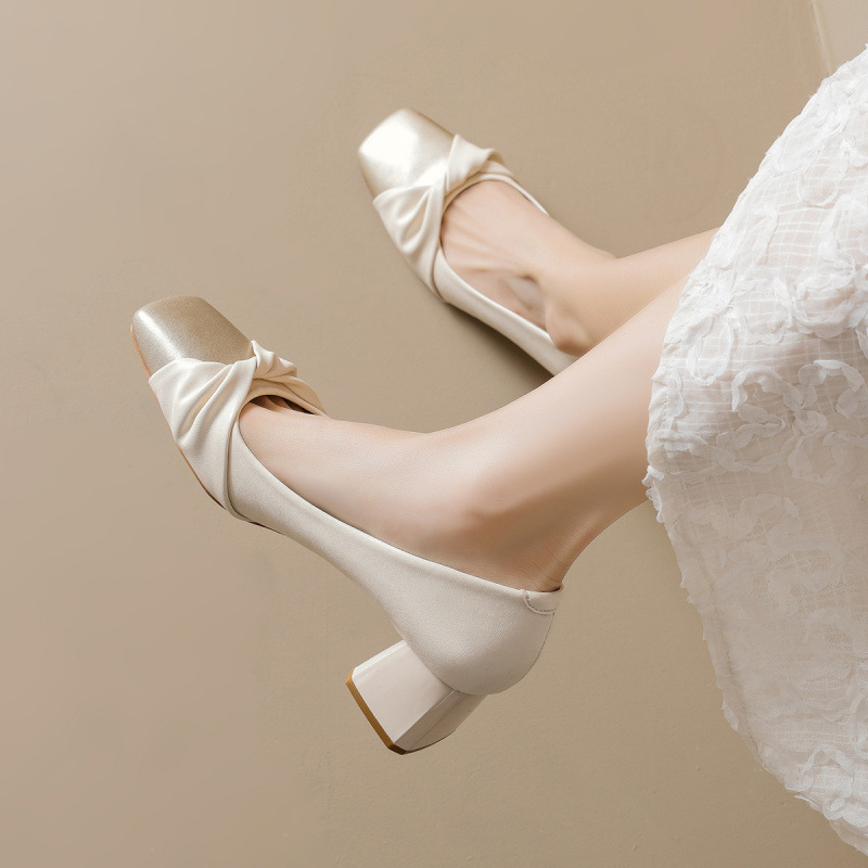 Exquisite and comfortable high heels in top-grain cowhide satin, perfect for pairing with skirts. Chunky heels, 2026 new style, French-inspired elegance.