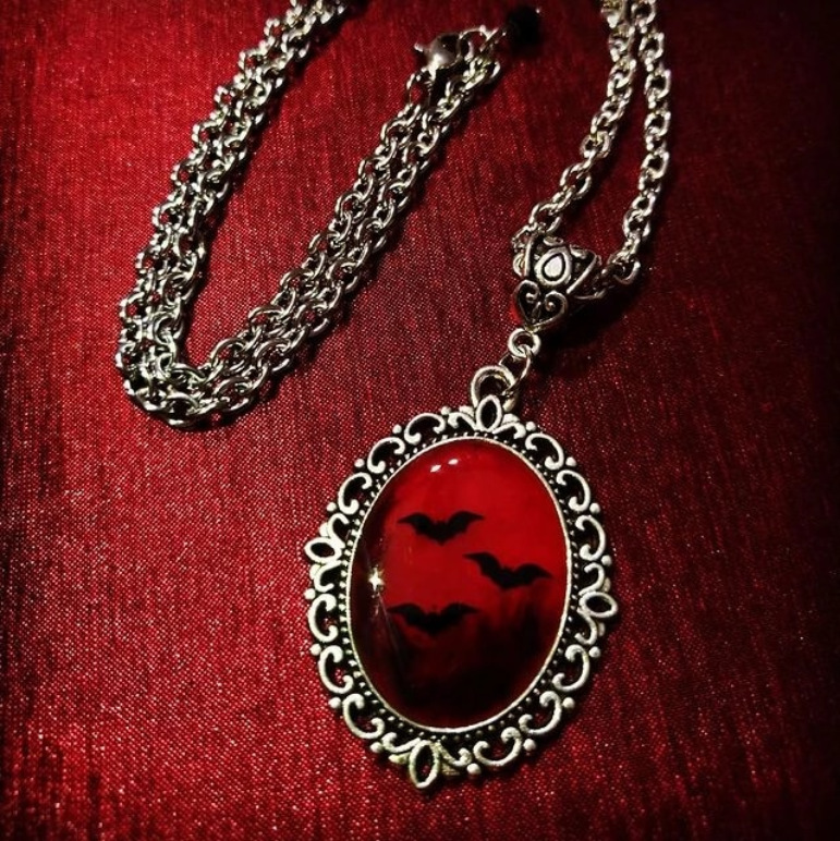 Cross-Border Hot Selling Gothic Blood and Bat Dracula Inspired Resin Necklace Pendant Necklace Manufacturer Wholesale