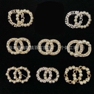 Xiao Xiang Style New Double C High-grade Pearl String Leather Fragrant Home Brooch Vintage Fashion All-match High-grade Fragrant Grandma Chest
