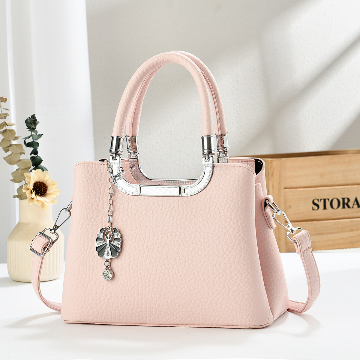 Exquisite shoulder bag, crossbody bag, large handbag, versatile and stylish new Korean style tote bag for women.