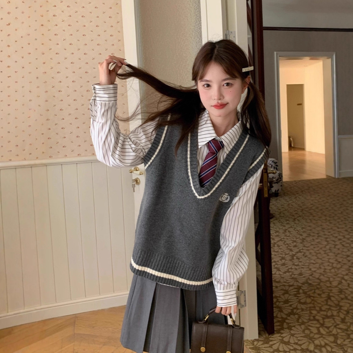 Jk Japanese-Style College Gray V-Neck Pullover Vest for Women, New Autumn Basic Vest for Layering and Outerwear