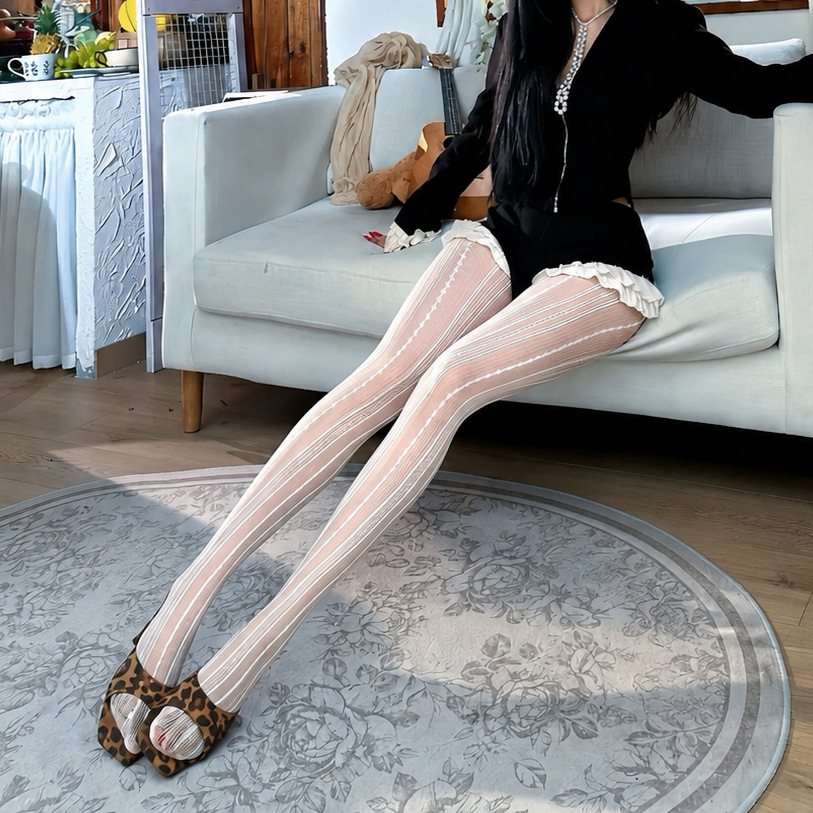 Diamond-patterned vertical cutout fishnet stockings, ballet-style white lace stockings that shape the legs, elegant and sexy pantyhose for women